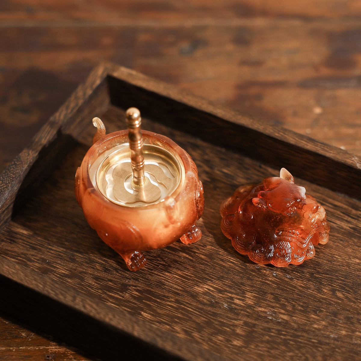 A liuli crystal incense burner with white ash and incense powder mold