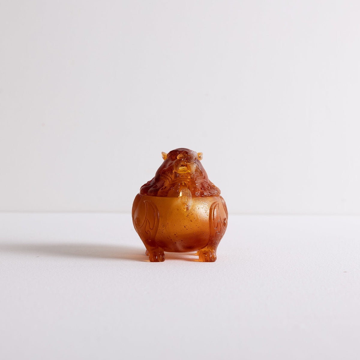 Front view of a liuli crystal suanni lion incense powder burner