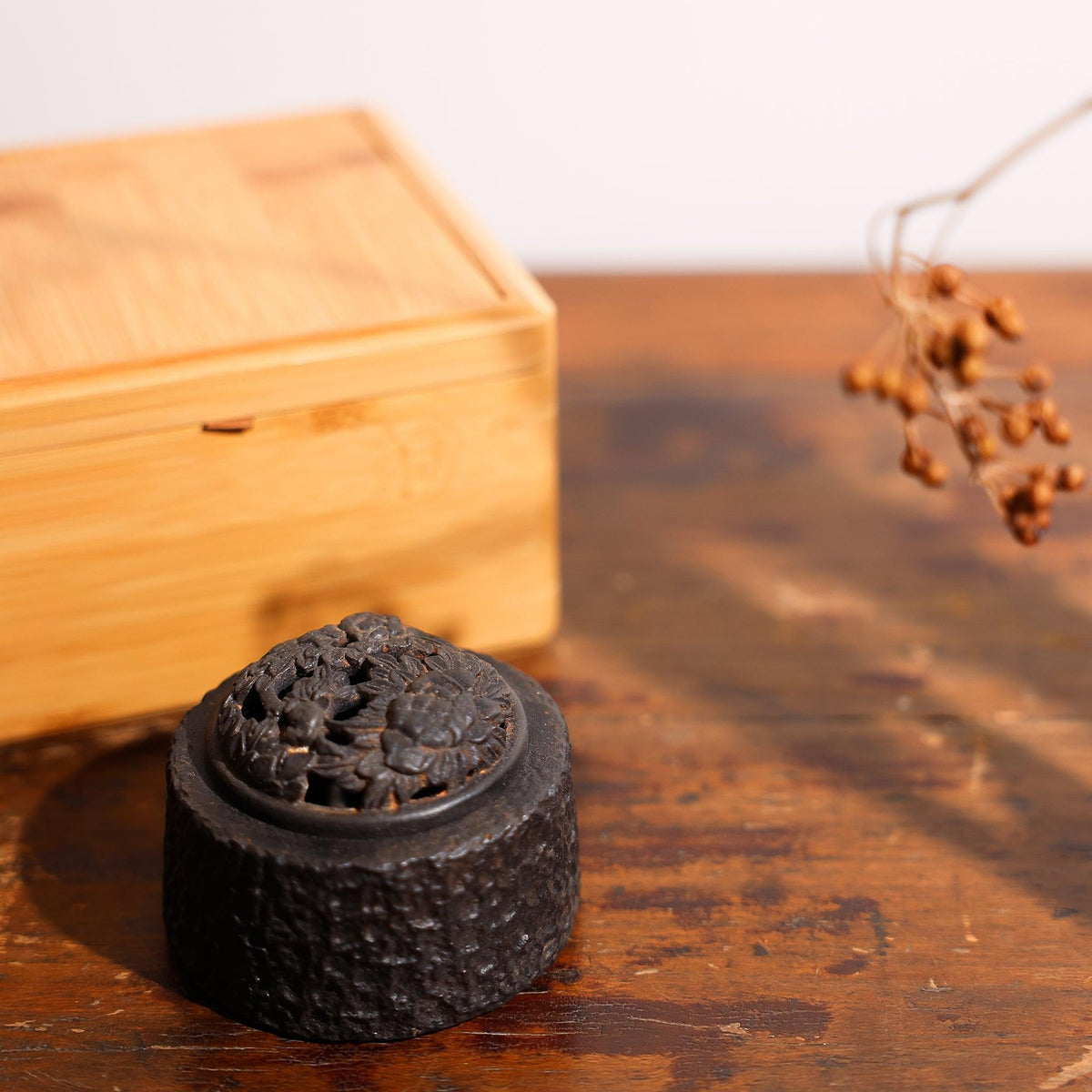 Top view of Kin Object&#39;s powder incense burner and its bamboo box