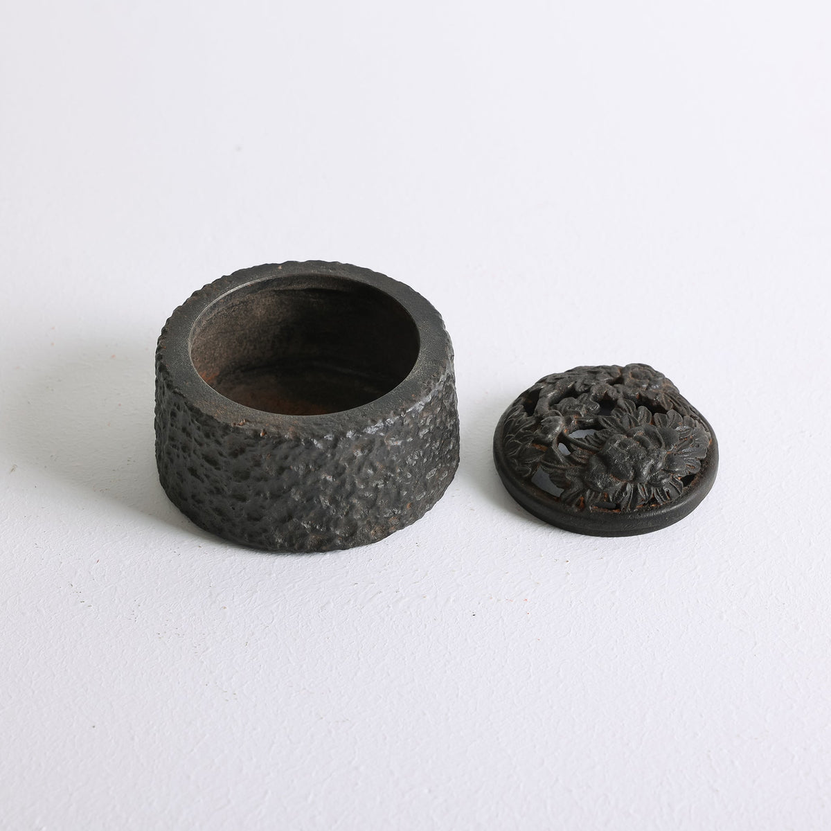 Body and lid of cast iron incense holder for powder incense